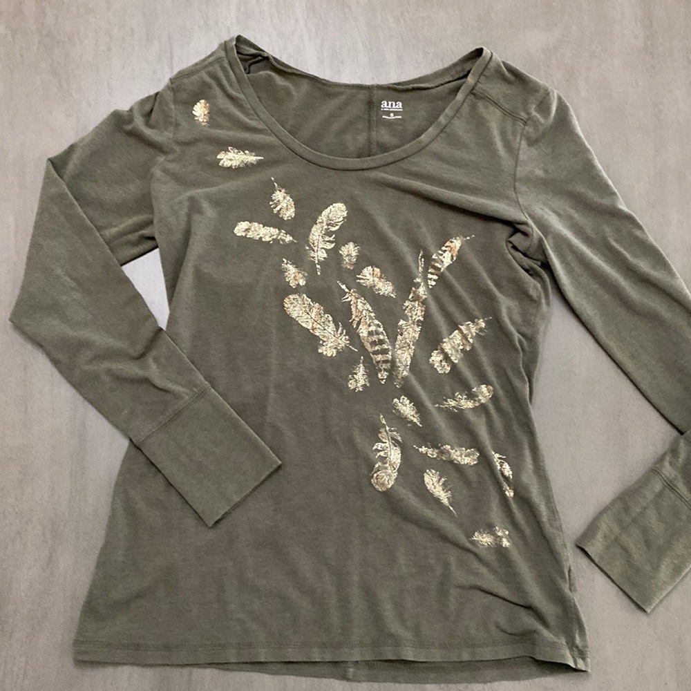 Comforts top with a bit of accent
